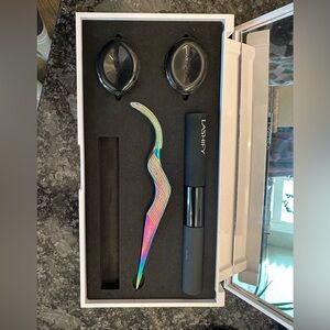 Lashify compact, white with wand